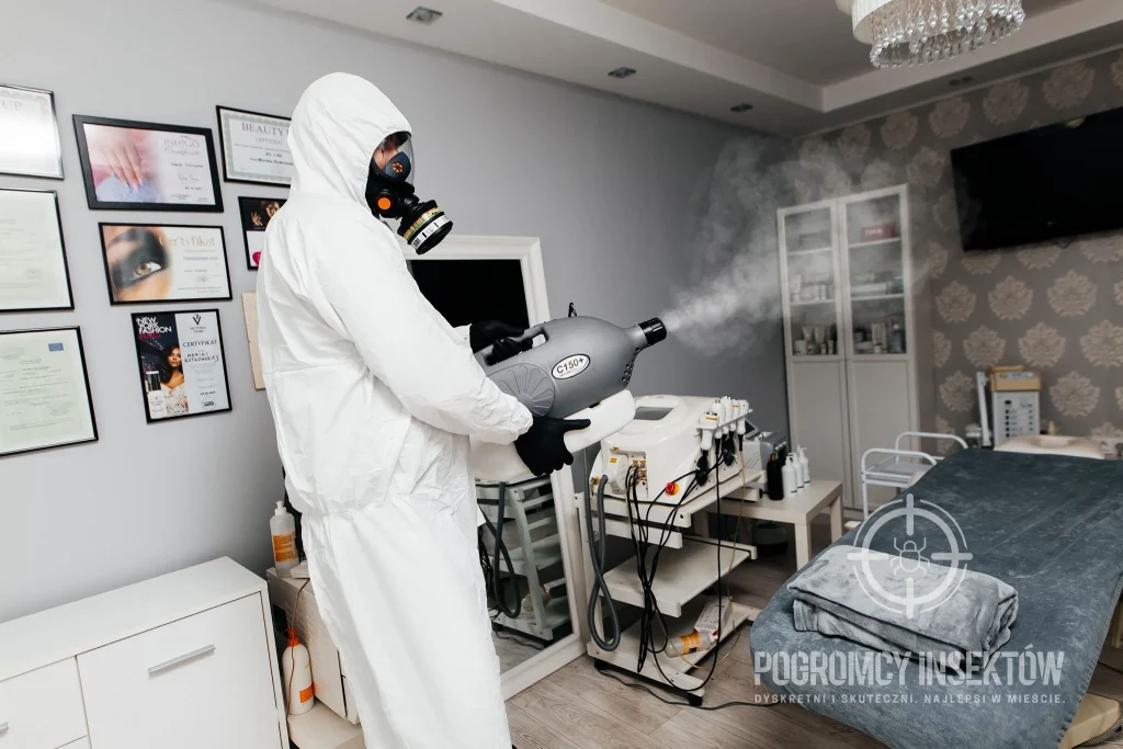 Technik wykonujący zamgławianie ULV podczas dezynsekcji